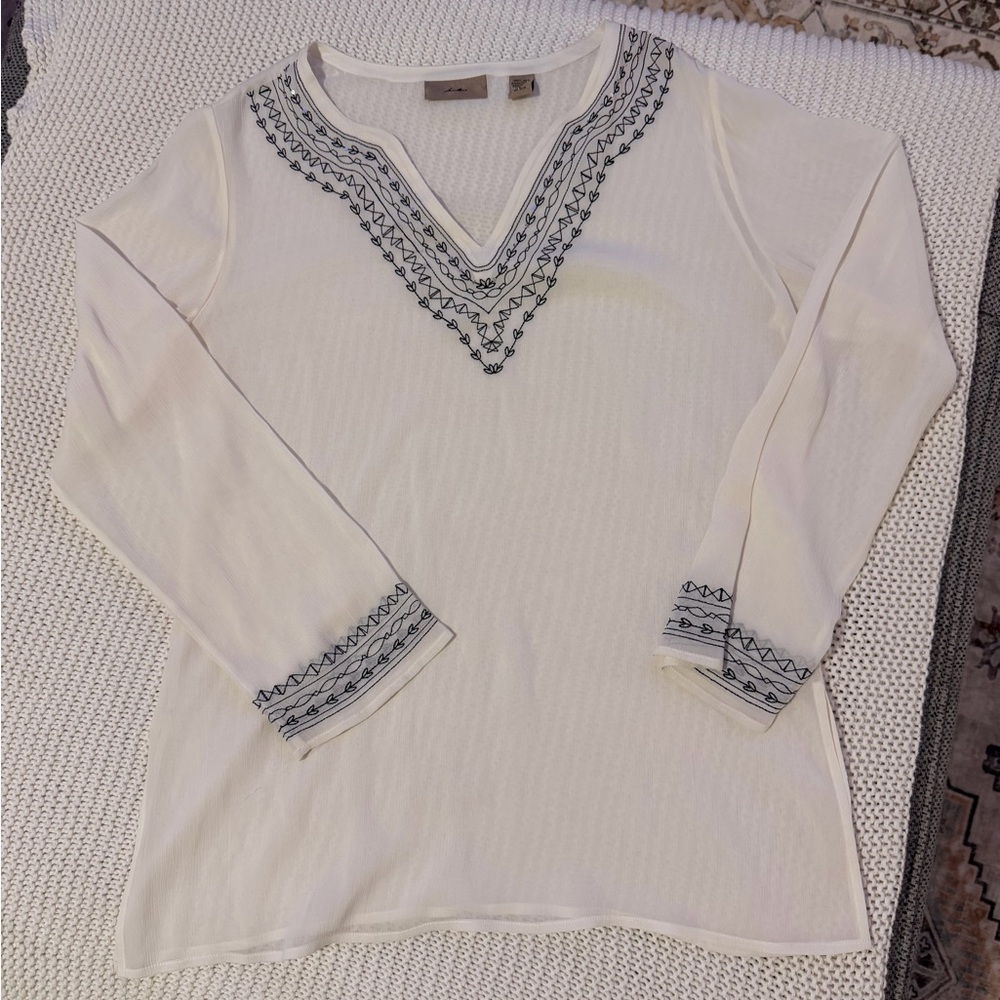 100% SILK - Embroidered White V-Neck Women's Top